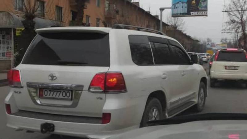 По улице Курманжан Датки в Оше едет тонированная «Тойота» с «крутыми» номерами. Фото