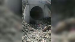 В Сокулуке из-за отсутствия светофора дети переходят дорогу через водопропускную трубу под дорогой. <b>Видео</b>
