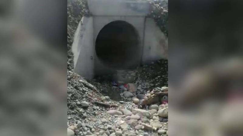 В Сокулуке из-за отсутствия светофора дети переходят дорогу через водопропускную трубу под дорогой. Видео