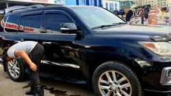 В мкр Анар в Оше замечен тонированный «Лексус»