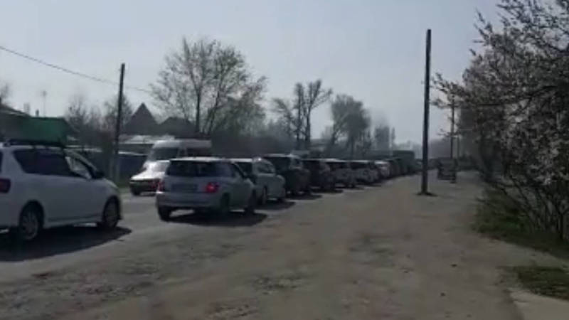 В селе Маевка образовалась пробка. Видео