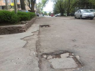 В Бишкеке арычная система во дворе одного из домов в 8 мкр находится в плохом состоянии (фото)