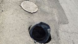 Горожанин жалуется на состояние дорог вокруг рынка «Дордой». Фото
