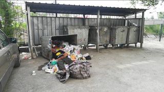 В Бишкеке на перекрестке Салиевой-Т.Айтматова повалили урну (фото)