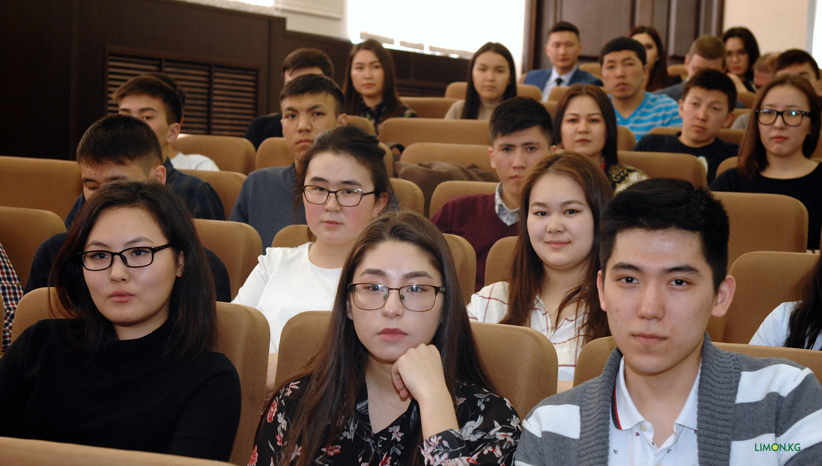 Колледжи после 9 класса в кыргызстане. Молодежь казахстана. Кыргызские студенты. Кыргызские студенты. Студенты из таджикистана.