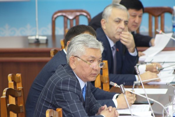 На высшие должности назначаются кадры, приносящие миллиардные убытки государству, - депутат И.Омуркулов &mdash; Tazabek