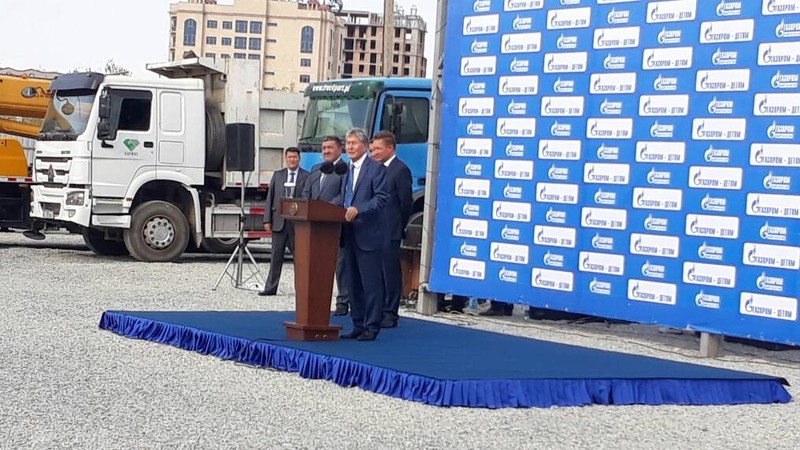 А.Атамбаев посоветовал А.Миллеру построить на Иссык-Куле пансионат, чтобы вместе ездить и лечиться от головных болей &mdash; Tazabek