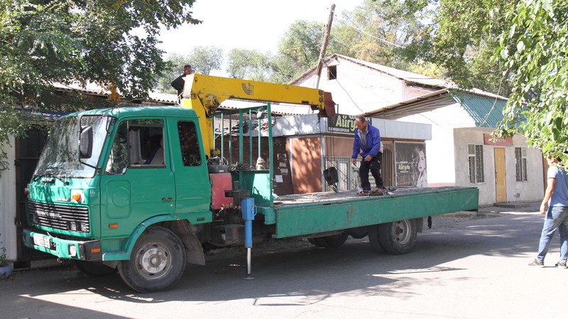 Госэкотехинспекция снесла 7 незаконно действующих торговых объектов в Сокулуке (фото) &mdash; Tazabek