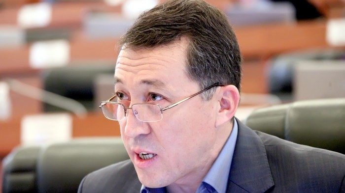 Депутат правительству: 7-8 энергокомпаний содержат Нацэнергохолдинг, но вы 5 лет не можете решить проблемы со столбами и линиями для населения &mdash; Tazabek