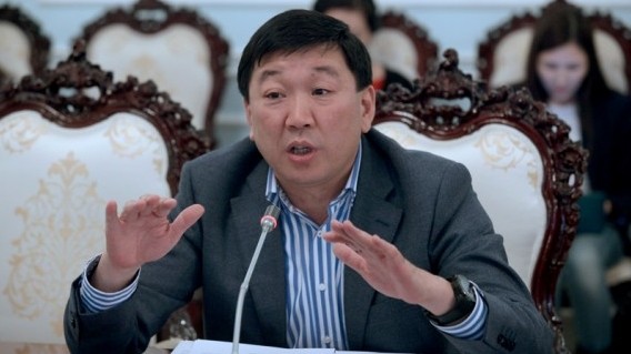 Депутат возмутился, что на заседание вместо министра экономики А.Новикова пришел заместитель Э.Абакиров &mdash; Tazabek