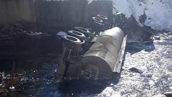 Падение бензовоза в реку Чычкан: Госэкотехинспекция подсчитывает количество погибшей рыбы — Экология АКИpress