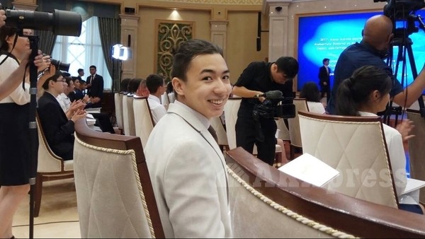 ЖРТнын жыйынтыгы боюнча &laquo;алтын сертификатты&raquo; президенттин колунан биринчи жолу кытай улутундагы бүтүрүүчү алды (фото)