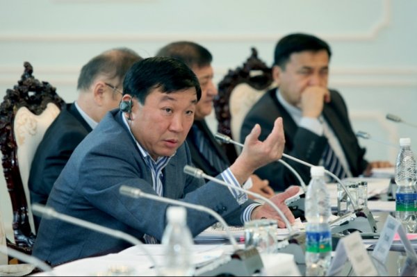 Депутат обвинил Госкомпромэнергонедр в ненадлежащем контроле по незаконной добыче россыпного золота на 2 участках, ведомство сообщило об аннулировании лицензии &mdash; Tazabek