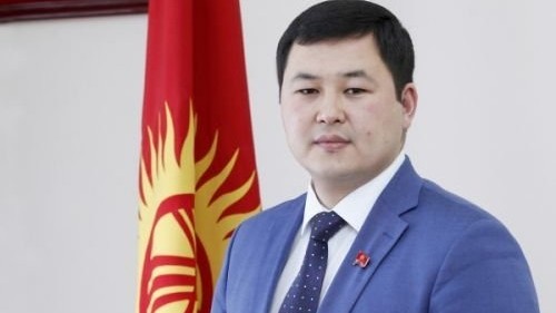 Депутат А.Жамангулов озвучил зарплату директора Группы реализации инвестпроектов на уровне около $3 тыс., сам глава - сумму около 80 тыс. сомов &mdash; Tazabek