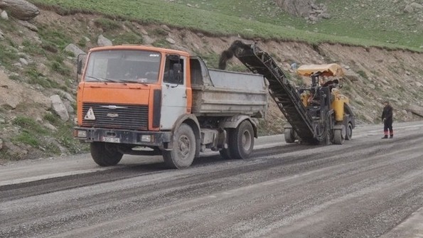 Из-за дождливой погоды на участке перевала Төө-Ашуу и Суусамырской долины дорожные работы приостановлены, - Минтранс &mdash; Tazabek