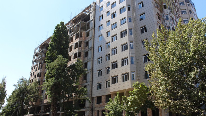 Фото &mdash; Строящийся многоквартирный дом по ул. Панфилова, где прокуратура выявила нарушение, принадлежит компании &laquo;Памир Строй&raquo; &mdash; Tazabek