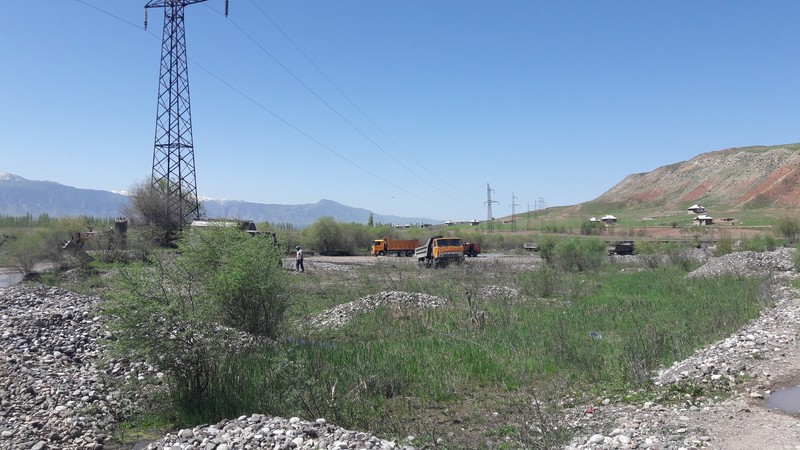 Минтранс продолжает незаконное строительство 2 мостов в Токтогульском районе, Госэкотехинспекция предупредила о начале расследования &mdash; Tazabek