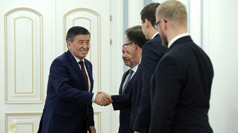 Президент С.Жээнбеков принял представителей Европейского банка реконструкции и развития Н.Маккейна и М.Жордан-Танка &mdash; Tazabek