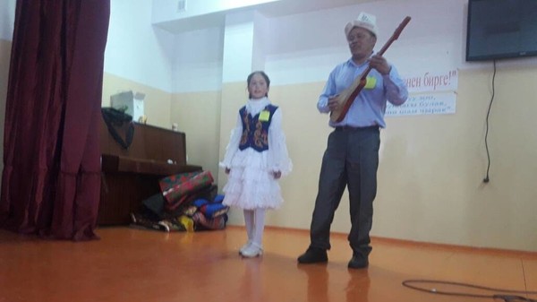 Жаңы-Талап айылындагы окуучулар ата-энелери менен бирге сынакта ат салышты (фото)