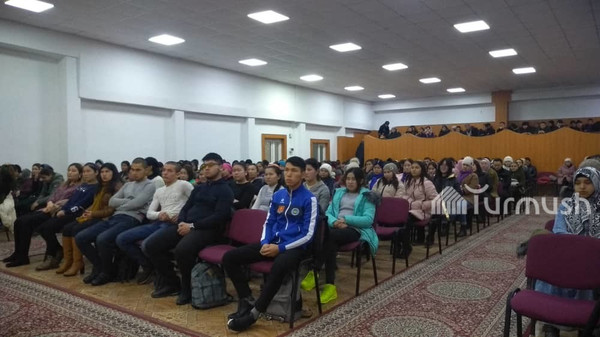 Жалал-Абаддын студенттерине жаңы мыйзамдар жөнүндө түшүндүрүштү