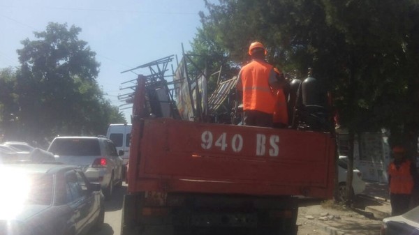 Мэрия Бишкека убрала 44 незаконно установленных рекламных щитов &mdash; Tazabek