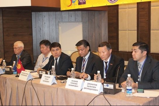 Сильный сом стимулирует импорт российских и казахских товаров в Кыргызстан, - эксперт &mdash; Tazabek