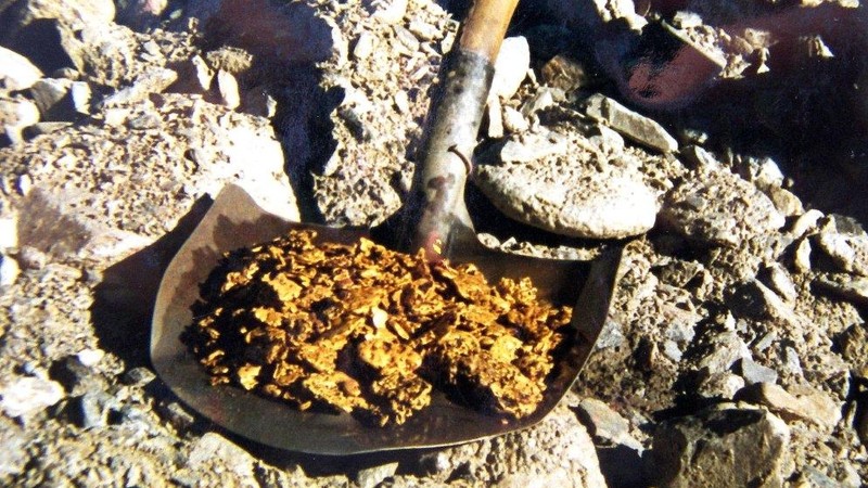 Депутат У.Кыдыралиев поинтересовался, куда старатели сбывают добытую золотую россыпь &mdash; Tazabek