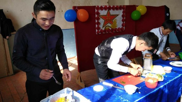 К.Нанаев мектебиндеги &laquo;Арал мырзасы - 2018&raquo; сынагында окуучу балдар салат жасашты (фото)