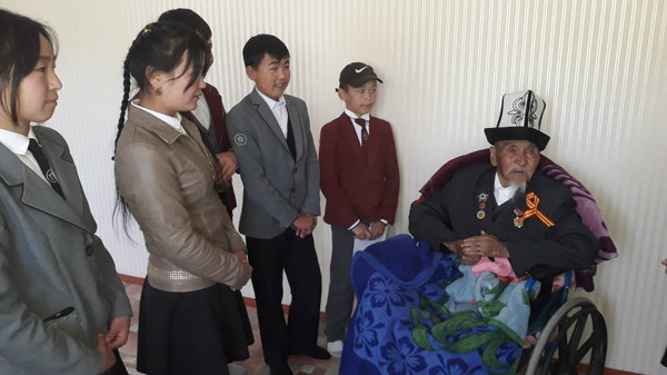 Кызыл-Туу айылынын окуучулары согуштун ардагерин 94 жашка чыгышы менен куттуктап келишти (видео)