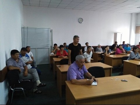 В здании «Кыргызкомура» проходит митинг трудового коллектива предприятия
 (фото) — Tazabek