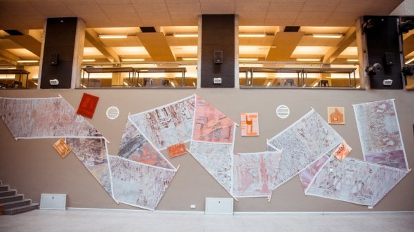 Р.Варгас-Суарес и Д.Ашимбаева установили на главной стене АУЦА произведение искусства Assembly Complex &mdash; Tazabek