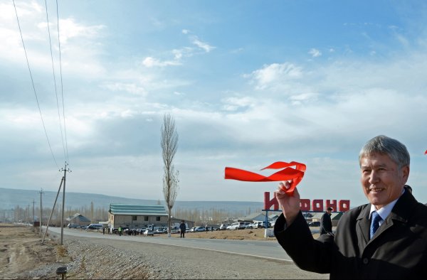 Президент А.Атамбаев принял участие в церемонии открытия участка Ак-Татыр&mdash;Исфана автодороги Ош&mdash;Баткен&mdash;Исфана &mdash; Tazabek