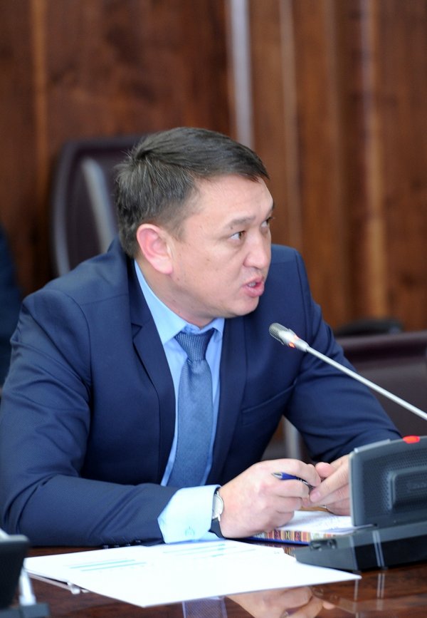 Люди стали меньше разговаривать по телефону, голосовой трафик падает, а интернет-трафик растет, - глава Госкомсвязи Б.Шаршембиев &mdash; Tazabek