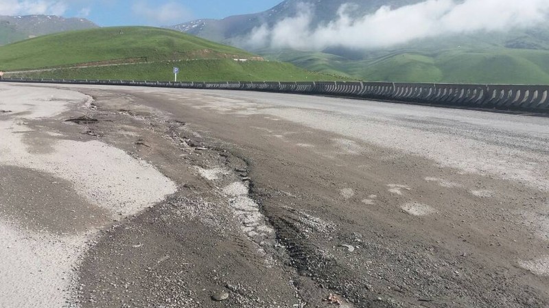 Фото &mdash; Ямы на автодороге на перевале Тёо-Ашуу достигают 7-9 см &mdash; Tazabek