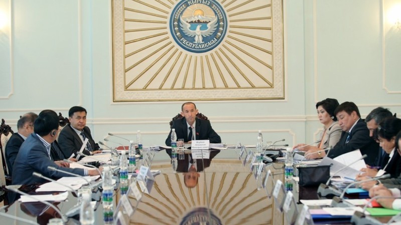 Депутат А.Нурбаев Минтрансу: Почему на участок дороги Север&mdash;Юг идет большой расход, если там уже есть существующая дорога? &mdash; Tazabek