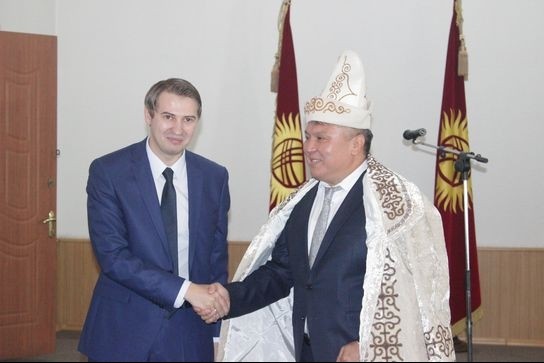 Министр экономики А.Новиков вручил награды экс-главе Минэкономики А.Кожошеву и другим работникам в честь 26-летия независимости КР (список) — Tazabek