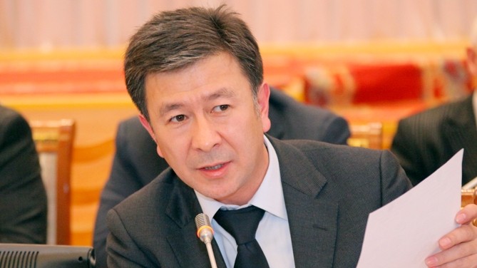 Первый вице-премьер А.Шадиев: Почему при одинаковом обороте одни лаборатории  платят в год 40 млн сомов налогов, а другие &mdash; до 5 млн сомов? &mdash; Tazabek