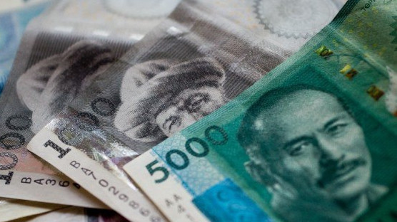 Из Кыргызстана в 2017 году вывели капиталы на сумму около $11,7 млрд. Госфинразведка расследует, сколько из них могли вывести преступным путем &mdash; Tazabek