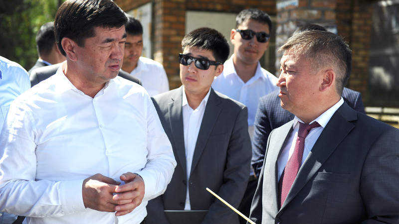 Фото &ndash; Премьер М.Абылгазиев ознакомился с планами по реконструкции автомобильных дорог Каракола &mdash; Tazabek