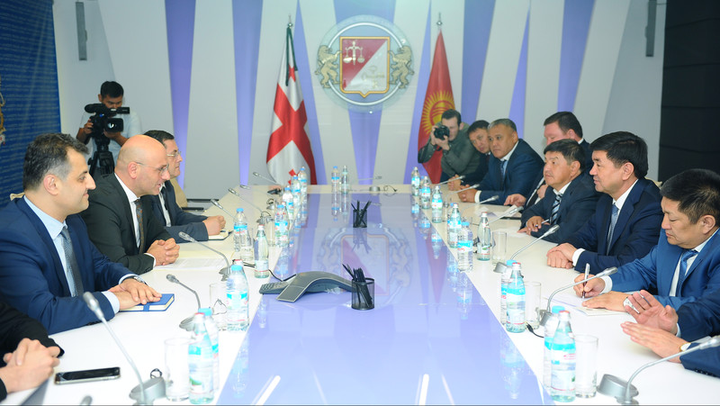 При внедрении в Кыргызстане фискализации налоговых процедур будет учитываться зарубежный опыт, в том числе Грузии, - премьер &mdash; Tazabek