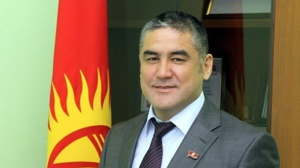 К.Асанов Ош окуяларынын темасында кандидаттык диссертациясын жактады