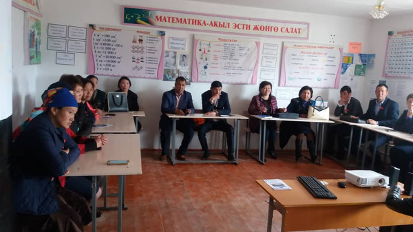 Ак-Тал айылында мектепке тартылбай жаткан балдар талкууга алынды (сүрөт)