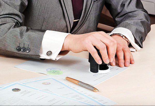 Комиссия выдала 14 лицензионных соглашений 10 компаниям, в том числе принадлежащим консулу Бразилии А.Салымбекову и консулу Португалии Ч.Алканову (владельцы) &mdash; Tazabek