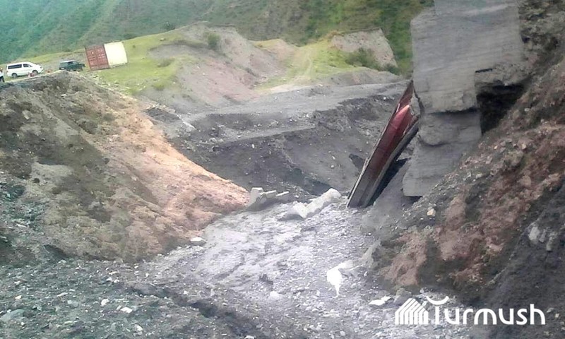 Депутат З.Жамалдинов о госзакупках: И года не прошло, как сели смыли мост в Кара-Кульдже, сданный в эксплуатацию 26 мая 2016 года &mdash; Tazabek