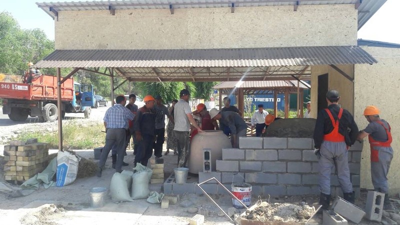 Мэрия Бишкека демонтировала незаконно установленные рекламные конструкции, навес и тандыр &mdash; Tazabek