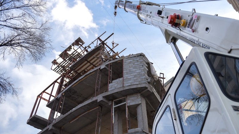 Завышение объемов строй-монтажных работ является одним из наиболее крупных и распространенных финансовых нарушений в госорганах КР и организациях, - отчет &mdash; Tazabek