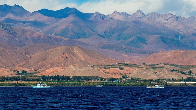 На балансе Кыргызско-Российского славянского университета им.И.Б.Ельцина находится 10 жилых домов на берегу Иссык-Куля (список) &mdash; Tazabek