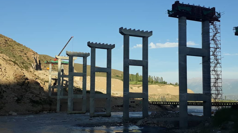 Эстакадные мосты дороги Север&mdash;Юг строят с учетом перспективного строительства ГЭС, высота опор &mdash; 31 метр, - глава группы Г.Кибедов &mdash; Tazabek