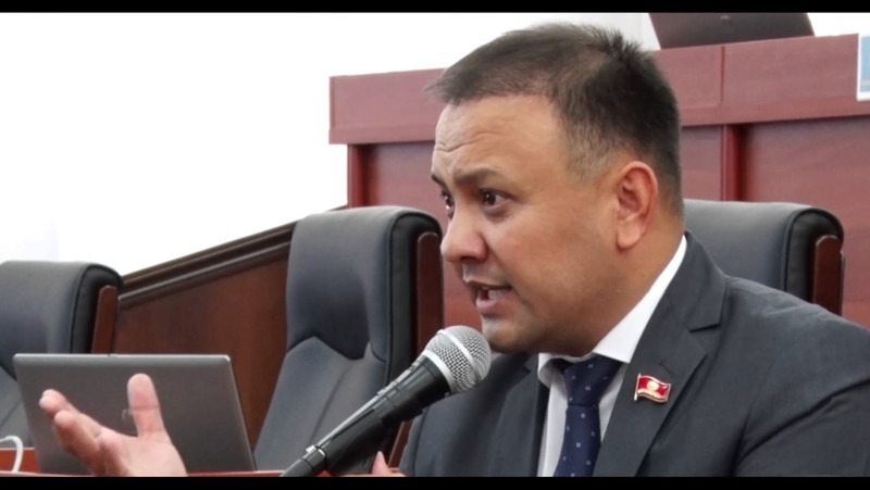 Депутат жалуется на состояние автодорог в Баткенской области &mdash; Tazabek