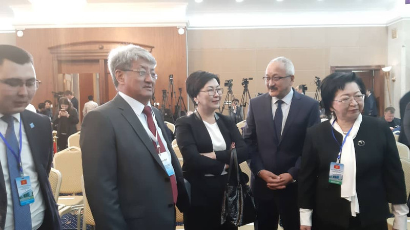 Фото &mdash; В резиденции &laquo;Ала-Арча&raquo; проходит встреча президентов С.Жээнбекова и В.Путина. Кулуары &mdash; Tazabek